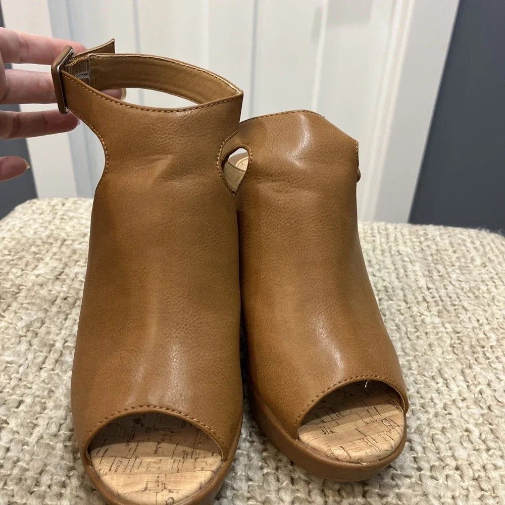 BORN b.o.c Women's Sophie Platform Wedge Mule‎ Size 10 M Camel Brown